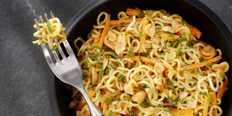 Noedelsalade met pittige pindadressing