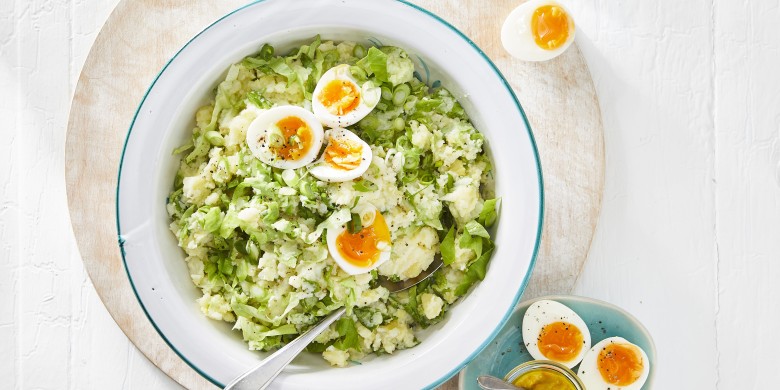 Sla-stamppot met bloemkool, yoghurt en ei