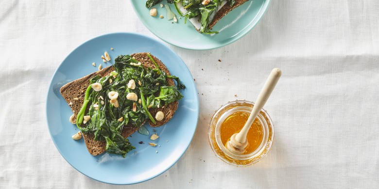 Spinazietoast met honing en noten