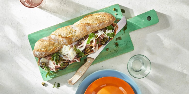 Stokbrood met paprikaspread, serranoham en venkelpickles