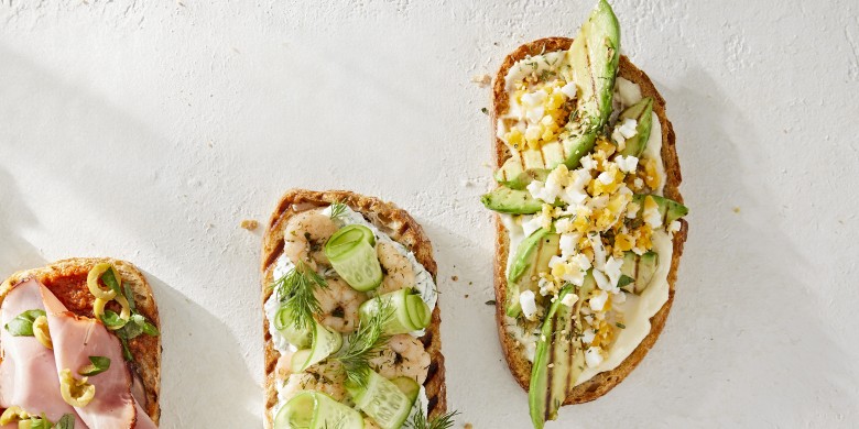 Open sandwich met aioli en gegrilde avocado