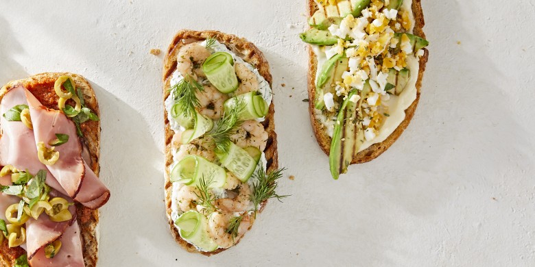 Open sandwich met dillecrème en knoflookgarnalen