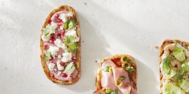 Open sandwich met rode biethummus, feta en pistache
