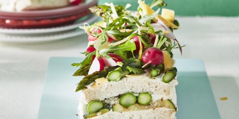 Broodtaart met gegrilde courgette, asperges en oude kaas