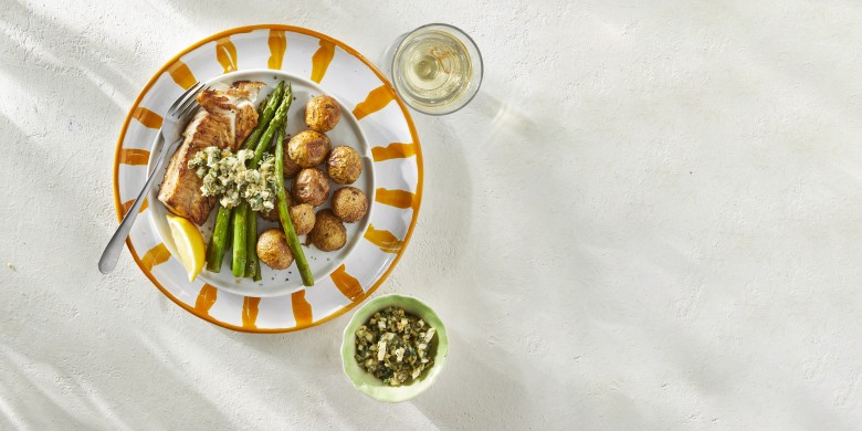 Gebakken kabeljauw met groene asperges, krieltjes en Franse saus (à la gribiche)