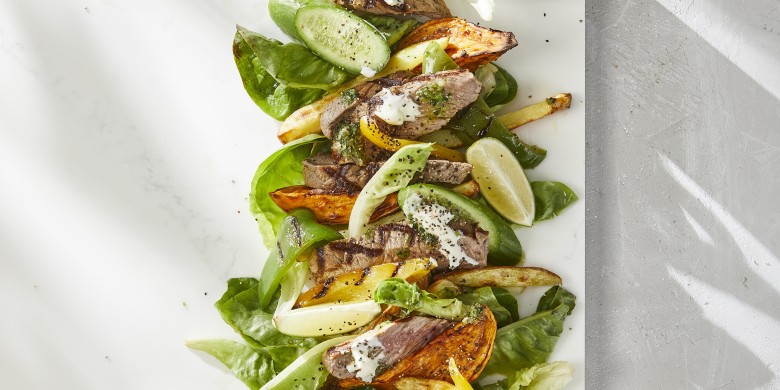 Steak-plank met aardappel, paprika en salsa