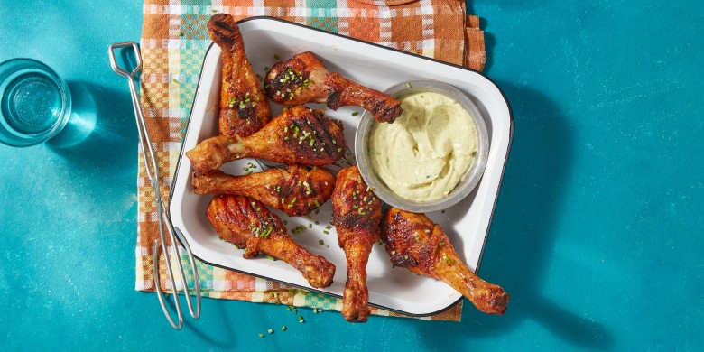 Gemarineerde kipdrumsticks met kerrie-kaasdip