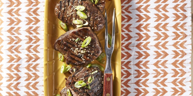 Biefstuk met soja-gembermarinade en bosui