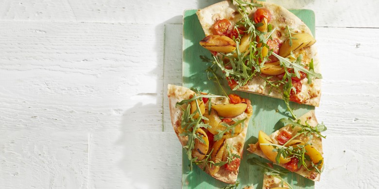 Pinsa met gegrilde perzik, mozzarella en rucola