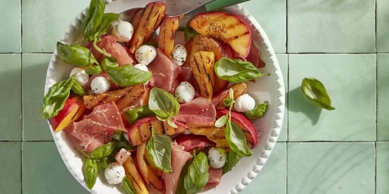 Gegrilde nectarinesalade met mozzarella en serranoham