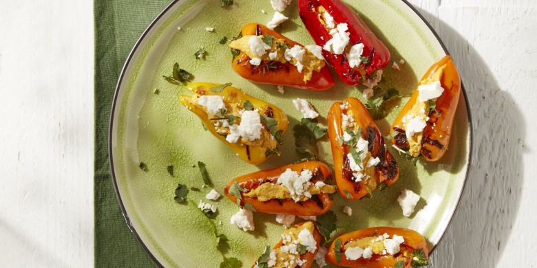 Gegrilde minipaprikaatjes met pompoenhummus en feta