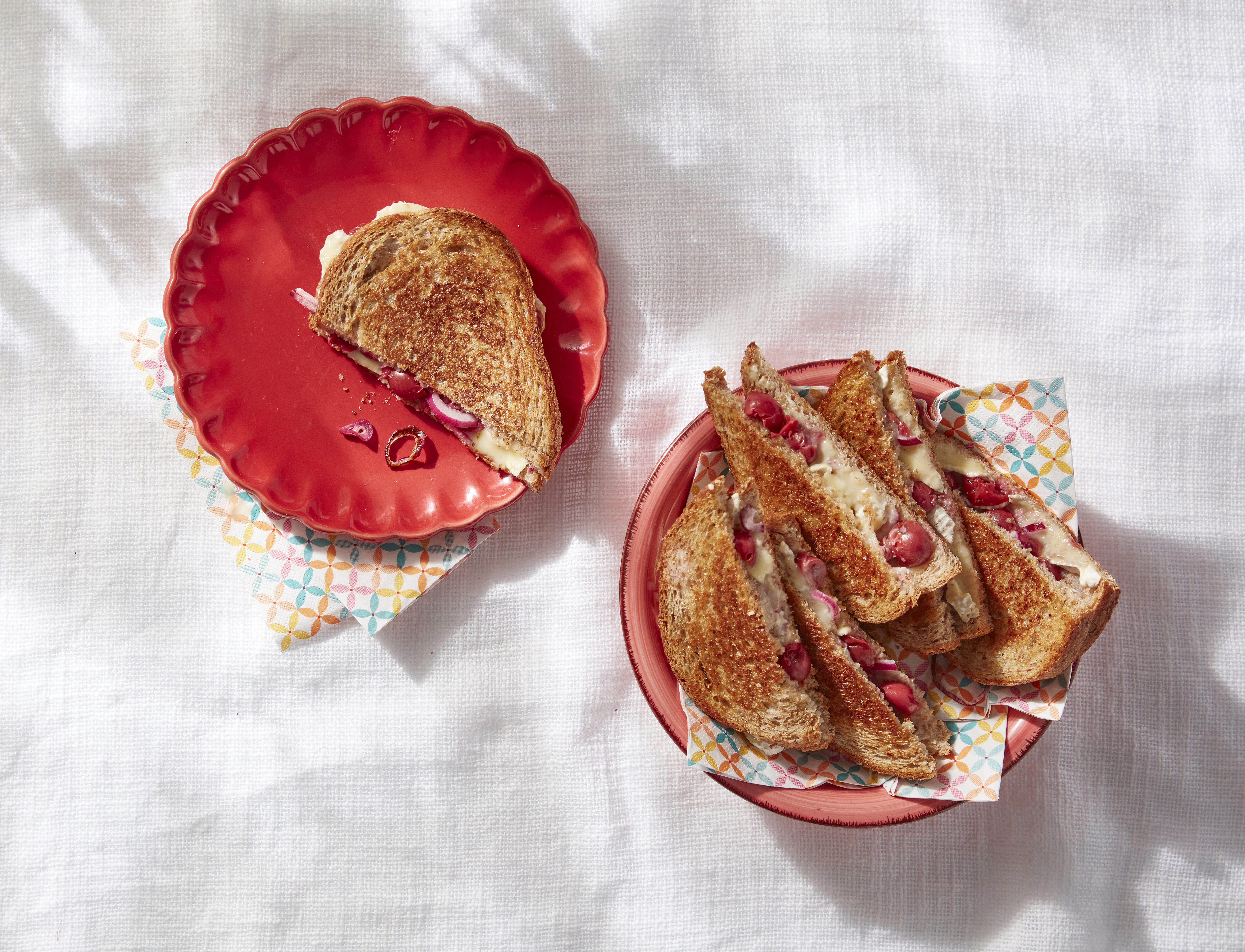 Tosti met camembert en kersen