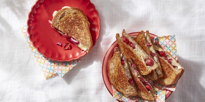 Tosti met camembert en kersen