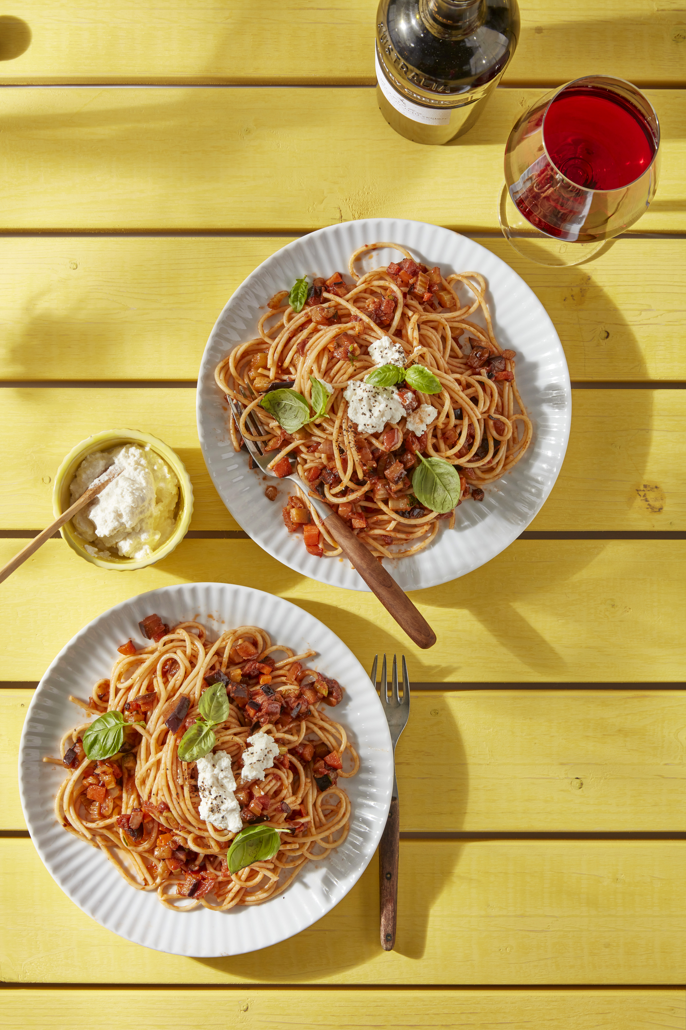 Spaghetti met aubergineragù en romige ricotta