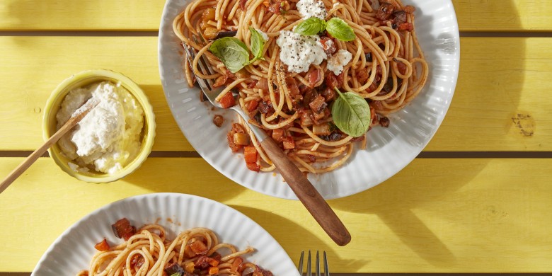 Spaghetti met aubergineragù en romige ricotta
