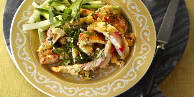 Omelet met surimi en komkommer