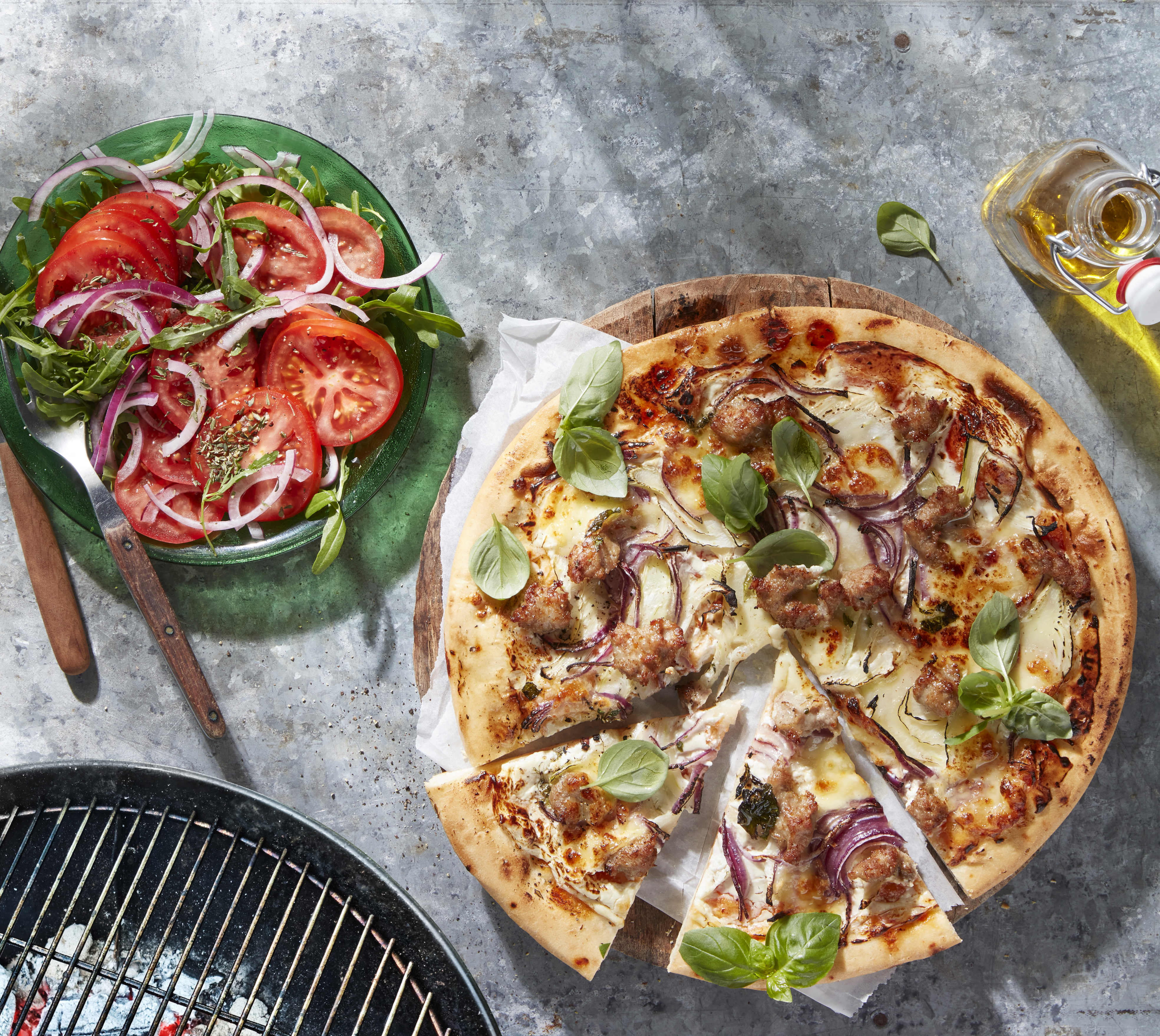 BBQ-pizza met worstvlees, venkel en rode ui