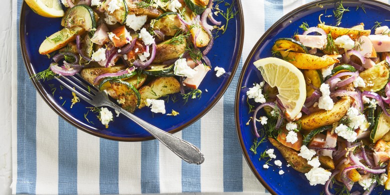 Aardappeltjes met feta, rode ui en gerookte kip