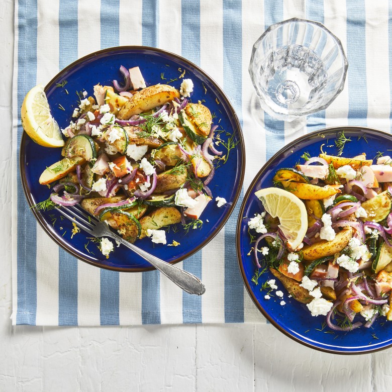 Aardappeltjes met feta, rode ui en gerookte kip