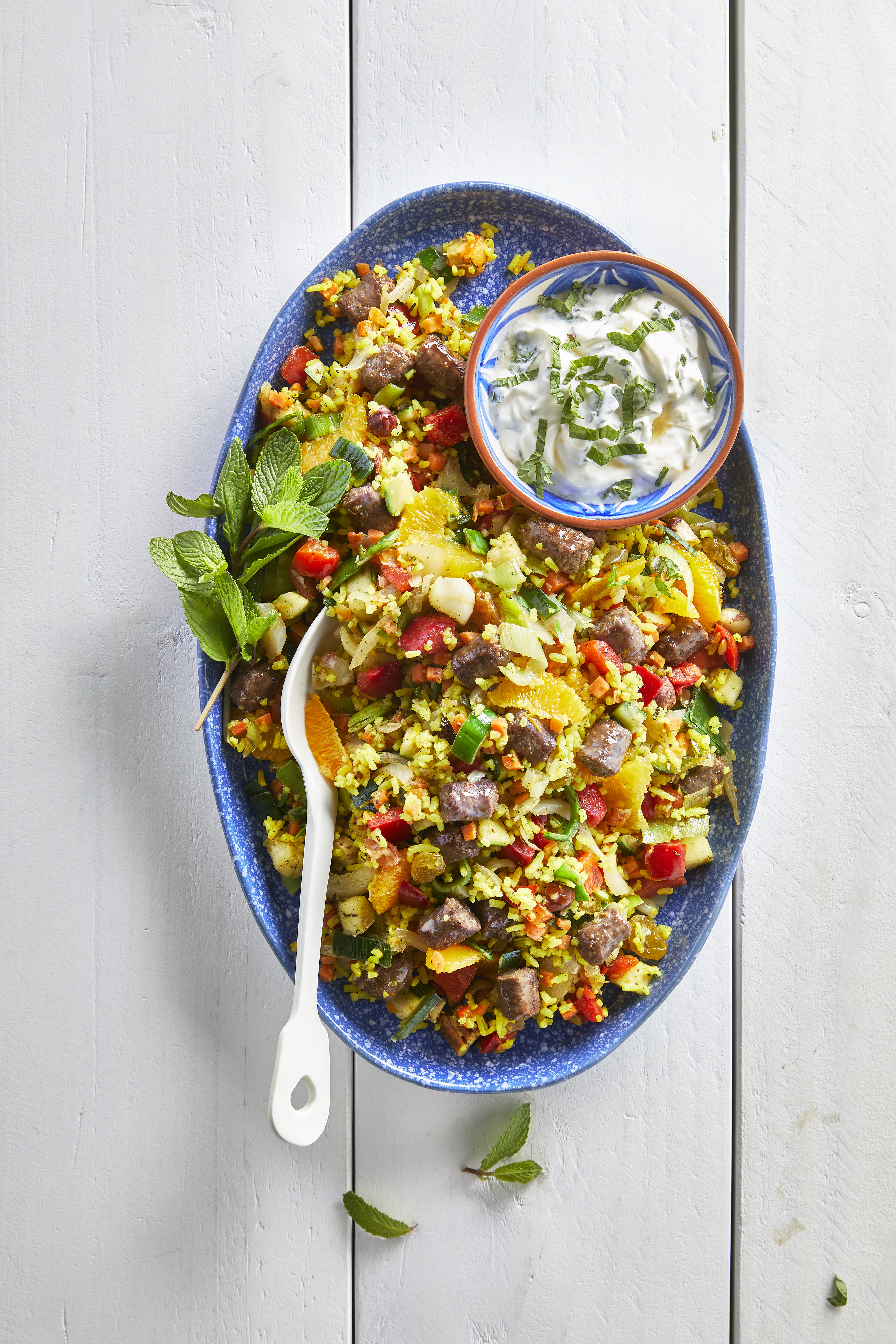 Mediterrane rijstschotel met sinaasappel en runderchipolata