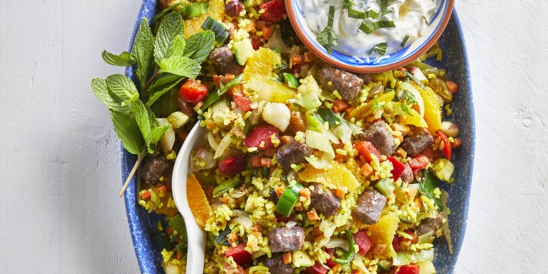 Mediterrane rijstschotel met sinaasappel en runderchipolata