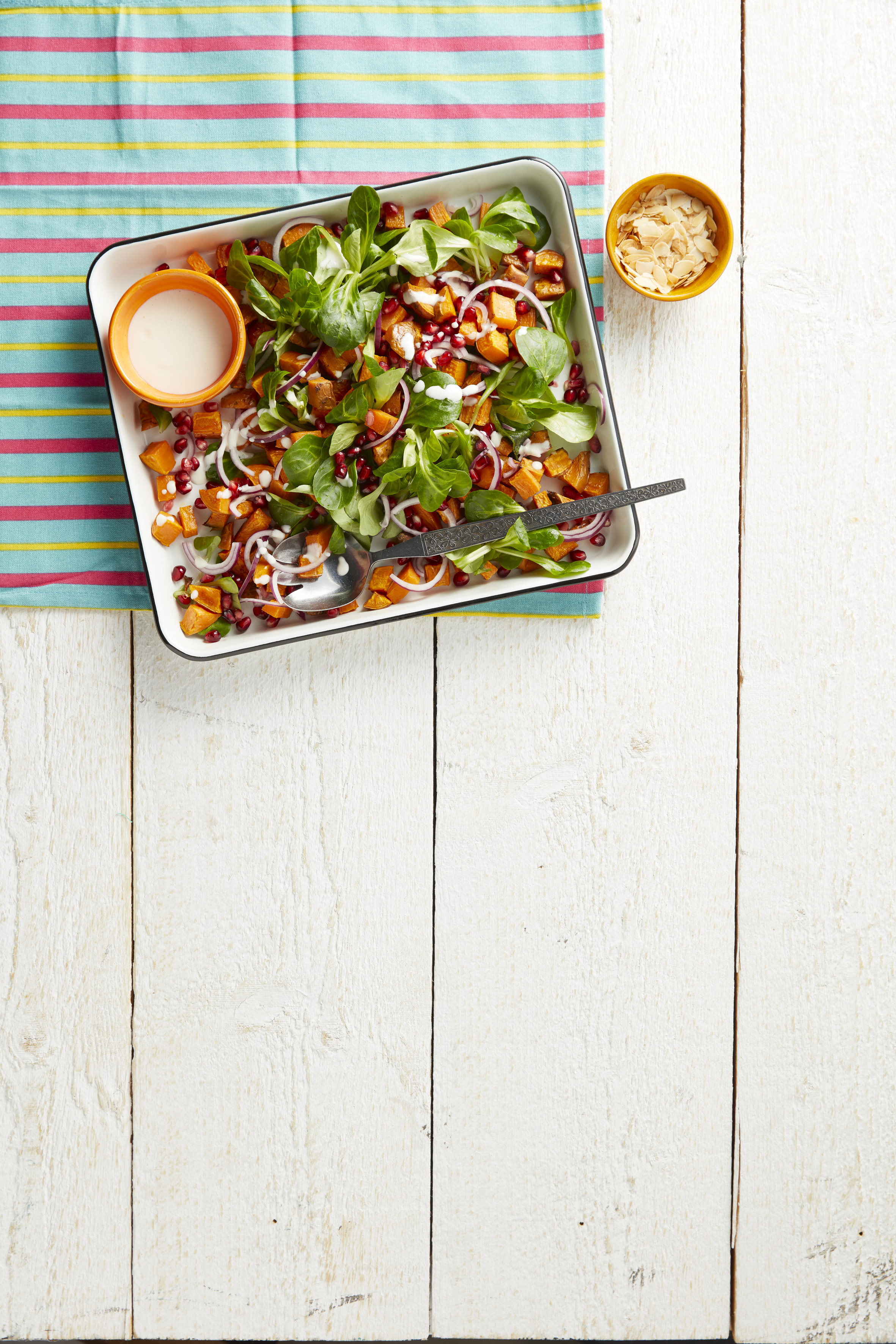 Zoete aardappelsalade met veldsla en aiolidressing