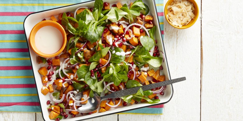 Zoete aardappelsalade met veldsla en aiolidressing