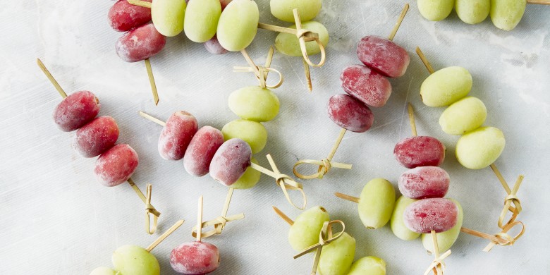 Druivenprikkers met pittige honing-yoghurtdip