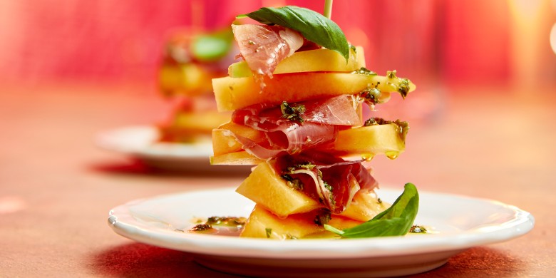 Meloentorentje met serranoham en basilicumsalsa