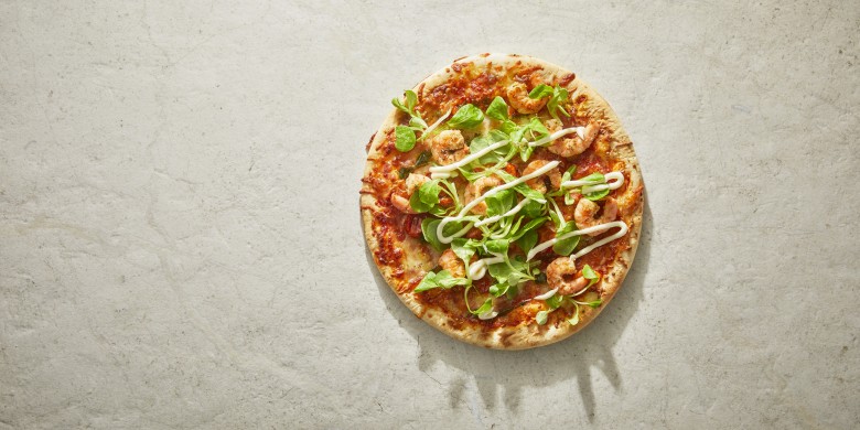 Pizza met veldsla, knoflookgarnalen en aioli
