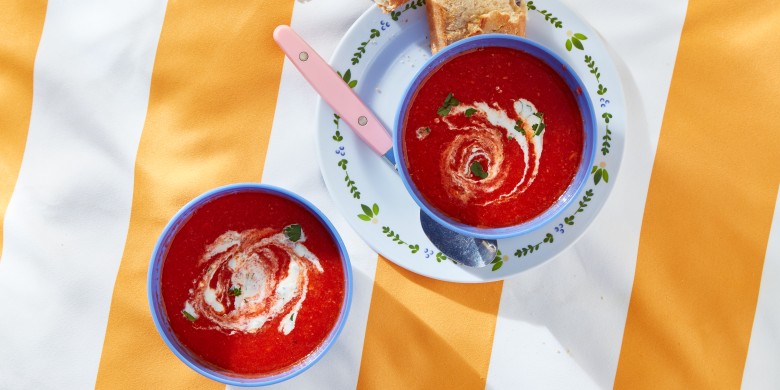 Koud paprikasoepje met peterselieyoghurt