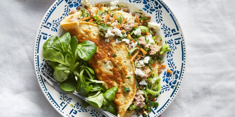 Omelet met tonijn, crème fraîche & veldsla