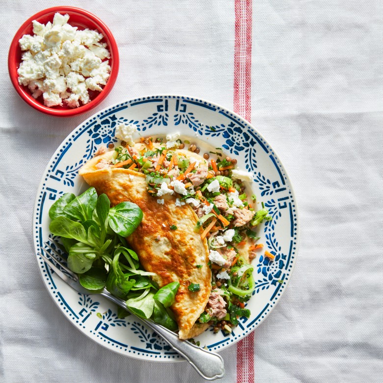 Omelet met tonijn, crème fraiche & veldsla