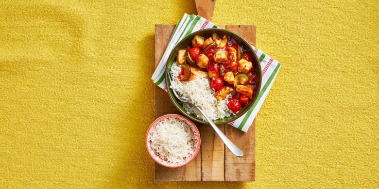Rijst met zoetzure kip en groenten uit de stoomoven