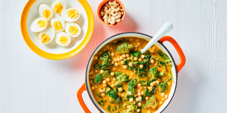 Broccolicurry met kikkererwten en ei