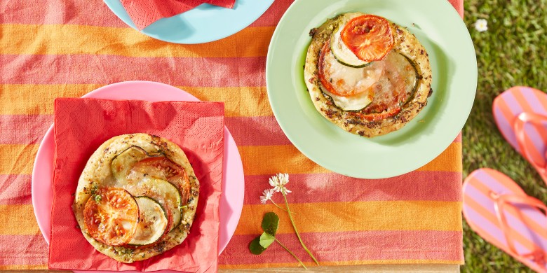 Bladerdeegtaartjes met pesto, tomaat en mozzarella