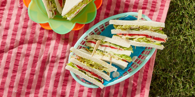 Groentesandwiches met paprika en gerookte kip