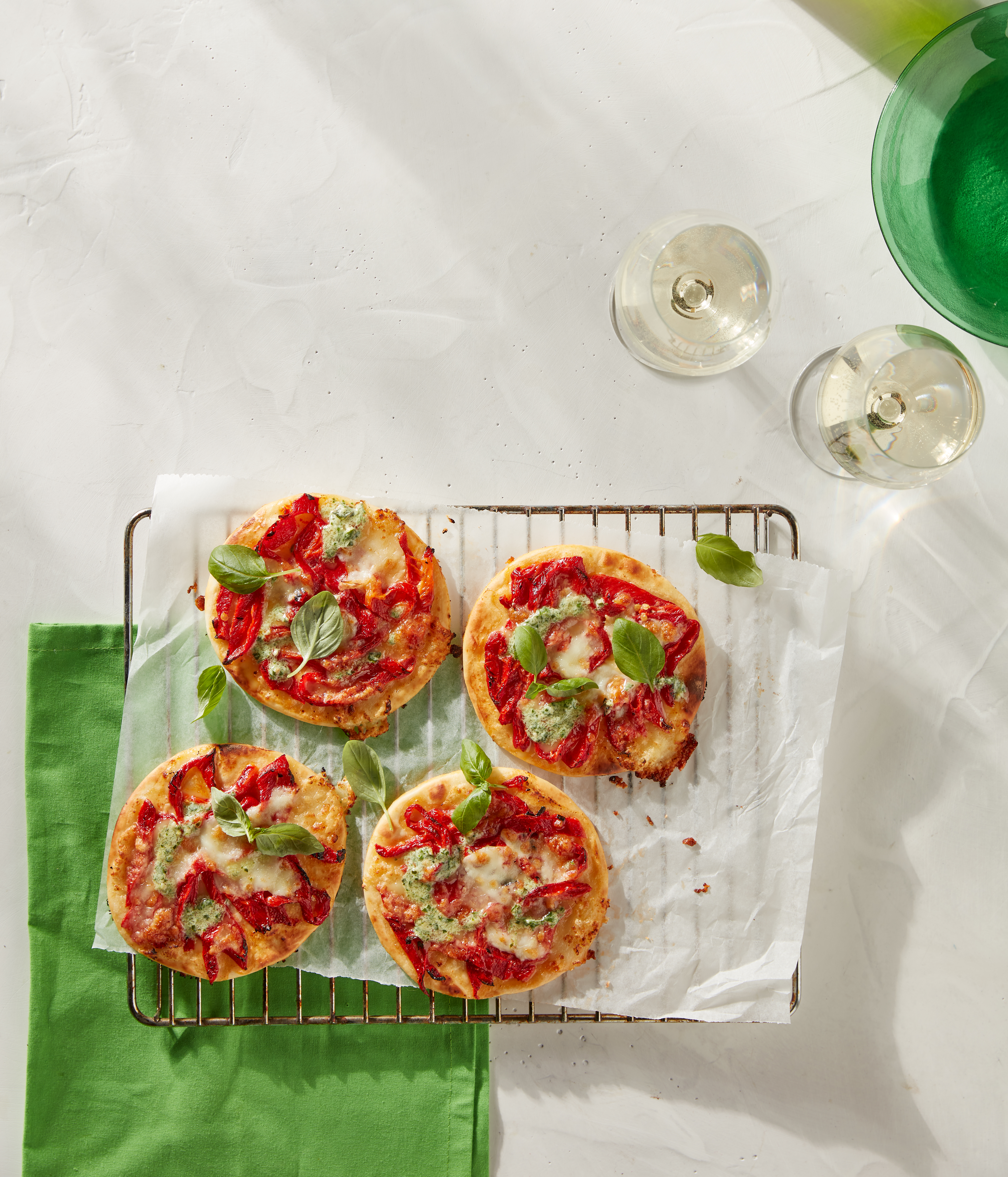 Pizzettes met gegrilde paprika en basilicum-aioli