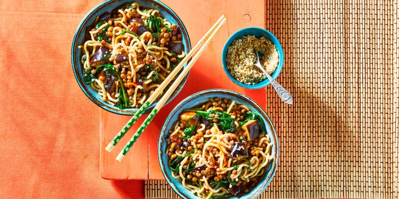 Auberginenoedels met hoisin, spinazie en linzen
