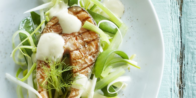 Palet van voorjaarsgroenten en zalm