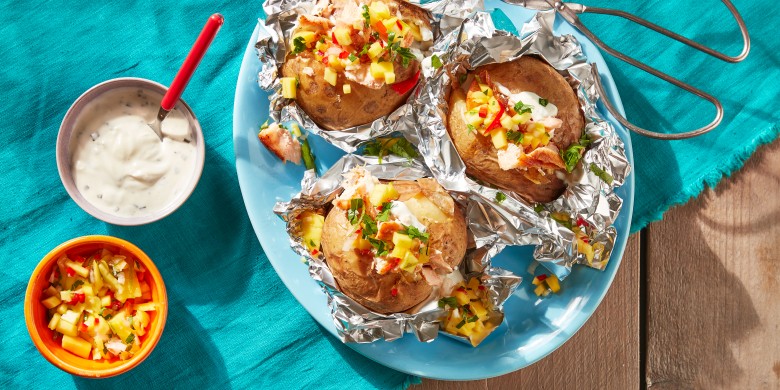 Gevulde pofaardappel met gegrilde zalmvlokken en mangosalsa