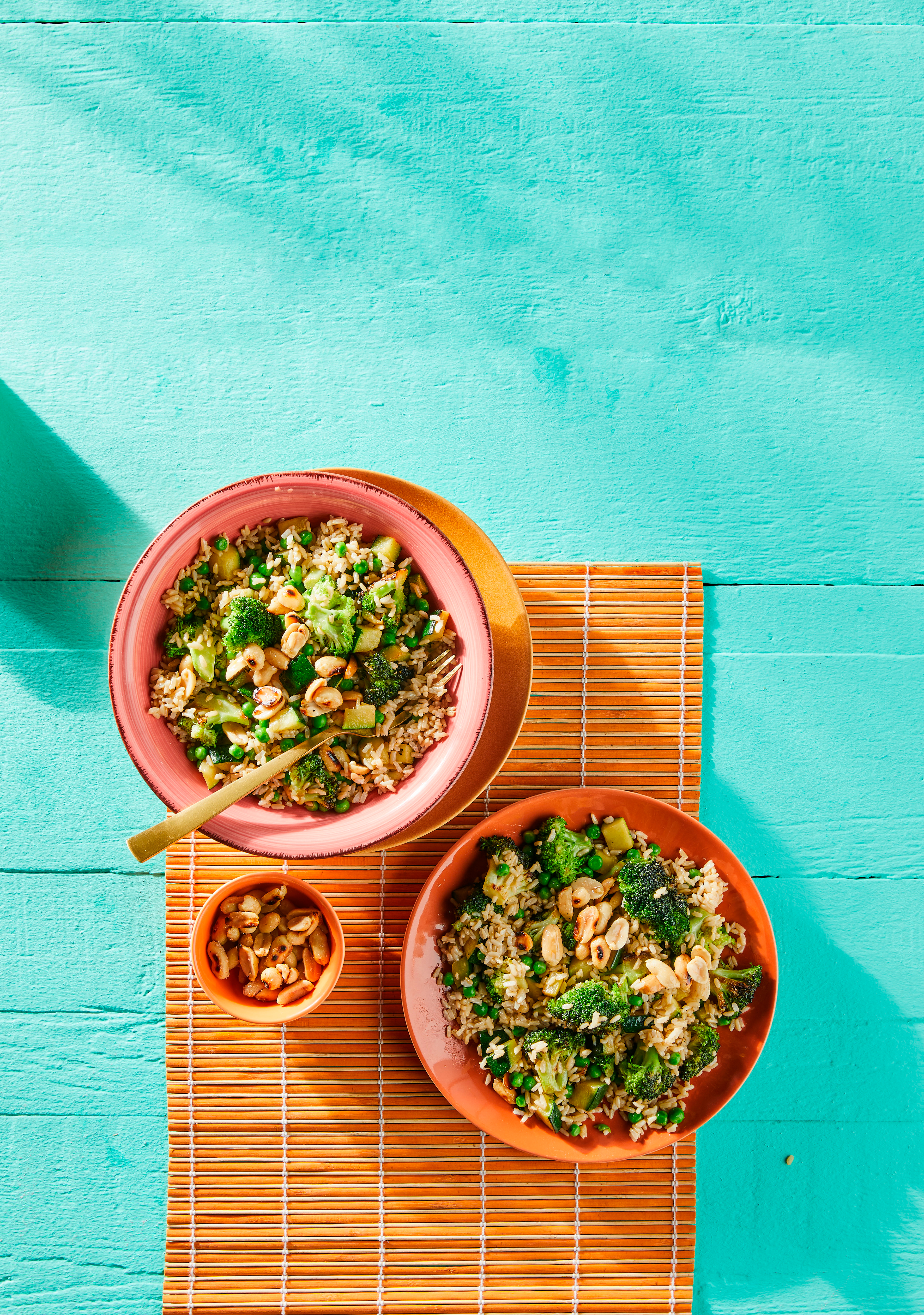 Fried rice met groene groenten en honingpinda's