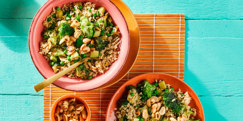 Fried rice met groene groenten en honingpinda’s