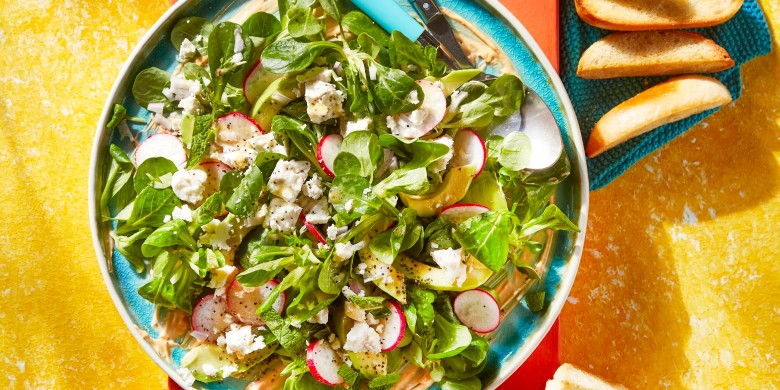 Sriracha-zomersalade met feta en gembermuntdressing