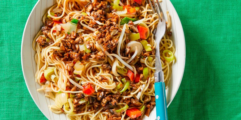 Singapore noedels met champignongehakt