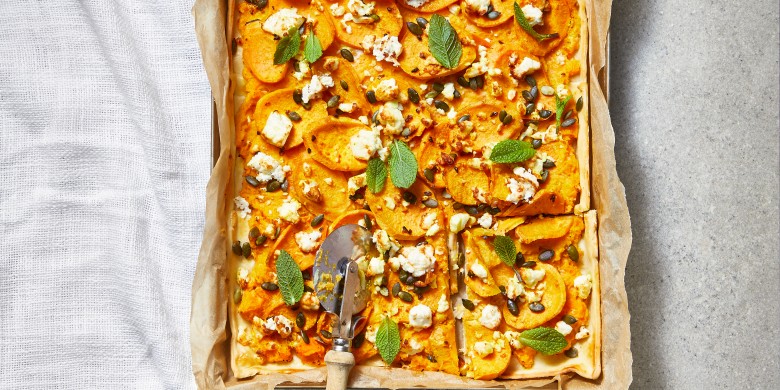 Plaattaart met pompoen, zoete aardappel en feta