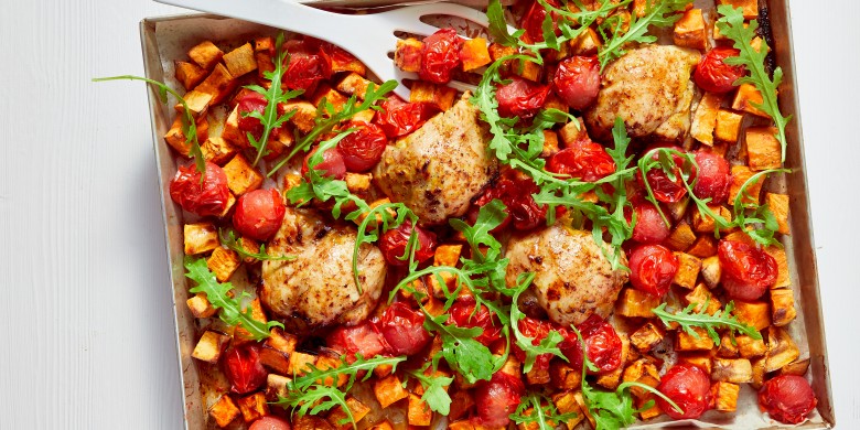 Traybake met citroenhoningkip, zoete aardappel en rucola