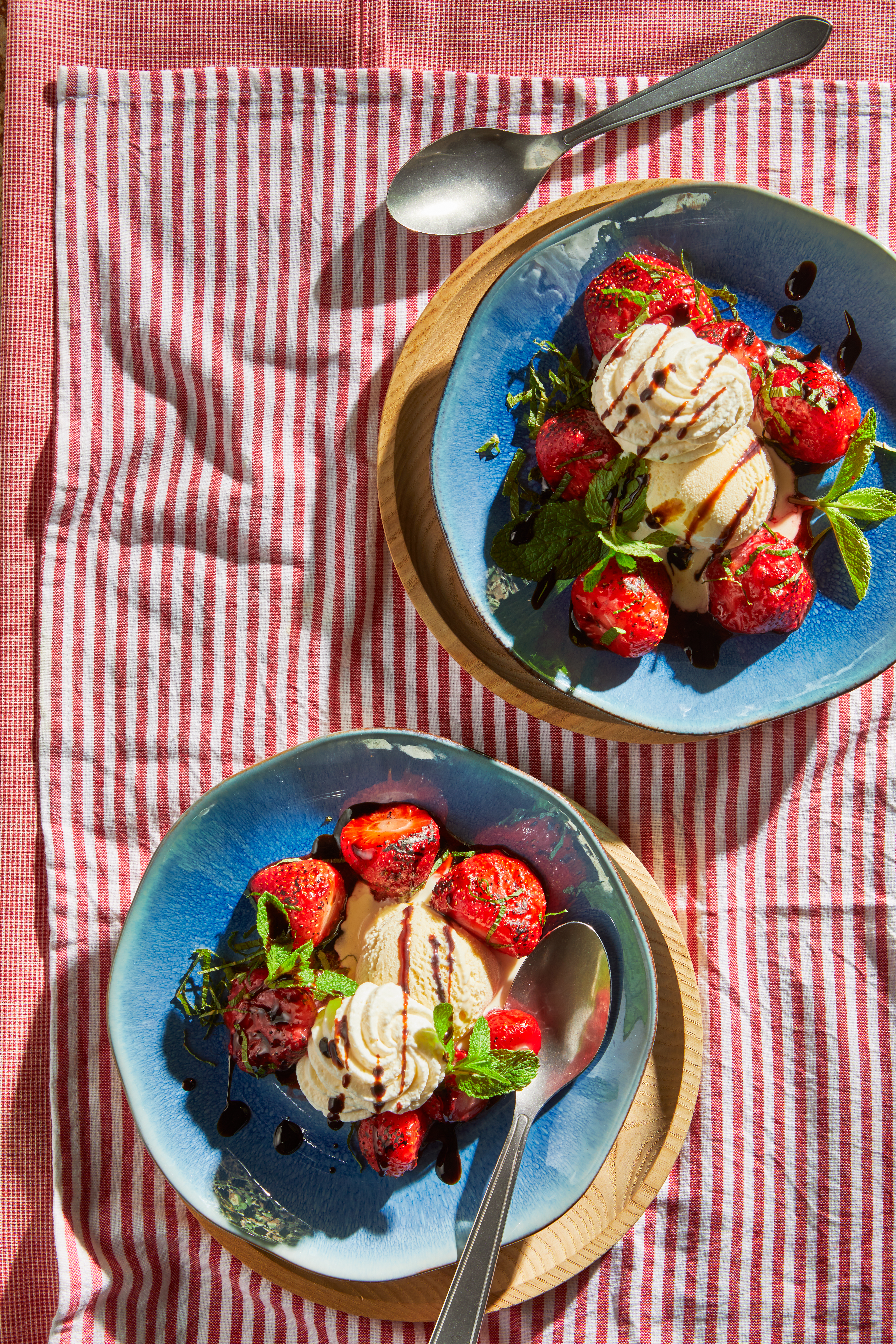 Gegrilde aardbeien met munt en vanille-ijs