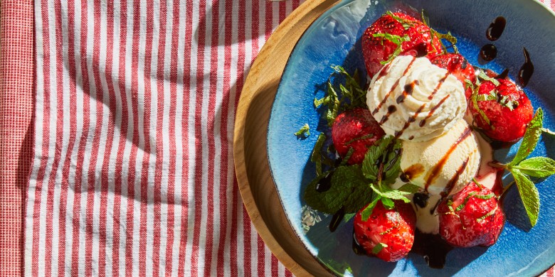 Gegrilde aardbeien met munt en vanille-ijs