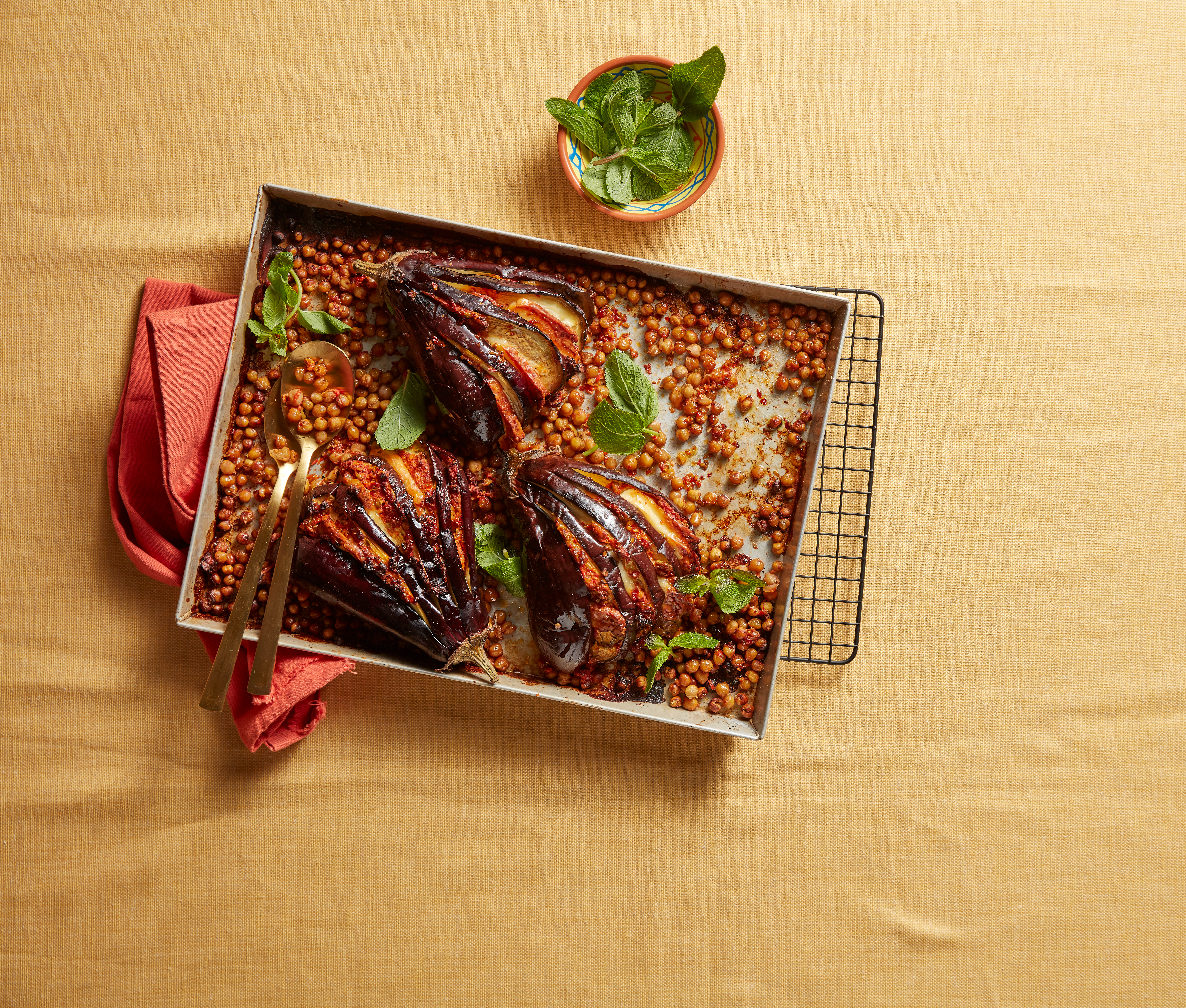 Aubergine hasselback met halloumi en paprikatapenade